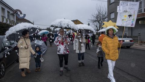 La nieve, el fr�o y la lluvia tambien son protagonistas del carnaval. En la imagen, el desfile de ayer en A Probra do Broll�n (Lugo)