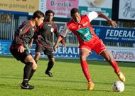 Coly Jules Souleymane, a la derecha, controla un bal�n en un partido de liga con su anterior equipo