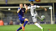 Aar�n ��guez pugna por un bal�n en el Miniestadi