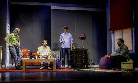 La obra habla de las dificultades de los hombres para vivir solos y rehacer sus vidas.