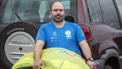Miguel Gonz�lez Cuesta, t�cnico del Club Parapente Ferrol, con una vela de competici�n