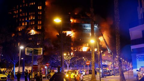 Los bomberos luchan contra el fuego 