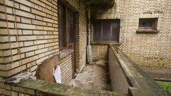 LAS VIVIENDAS DE LA V�ZQUEZ DE PARGA. El incendio de la sede de Vieiro hace casi dos semanas puso luz a un grave un problema latente en esos inmuebles de la calle V�zquez de Parga. No es exactamente un problema de okupas que hayan tomado esos locales (donde antes viv�an los maestros y ahora quedan entidades como Cruz Vermella o el CRA Ponte da Pedra) como residencia, pero s� que personas del �mbito marginal se han adue�ado de esos espacios para actos vand�licos o de trapicheos.