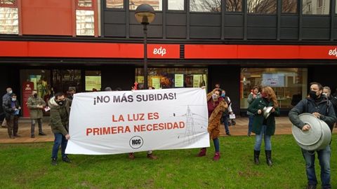 Protesta de Hosteler�a Con Conciencia frente a la oficina de EDP en Gij�n