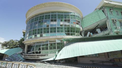 Un edificio universitario da�ado por el se�smo registrado en Filipinas