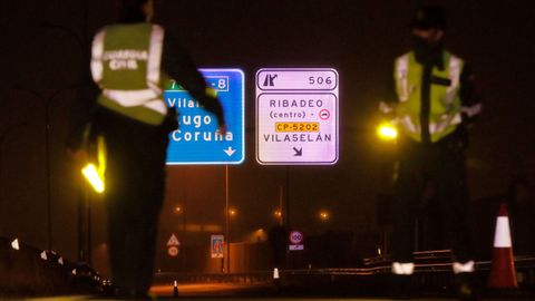 Imagen de archivo de un control de la Guardia Civil en un enlace de la A-8 al centro de Ribadeo para los veh�culos que proceden de Asturias
