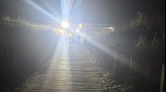 Foco en la pasarela de Rodas, en C�es, que no deja ver las estrellas.