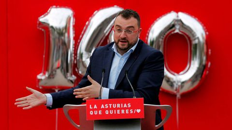 El secretario general de la FSA y candidato a la presidencia del Principado, Adrin Barbn, durante su intervencin en el acto de celebracin del 140 aniversario del PSOE 