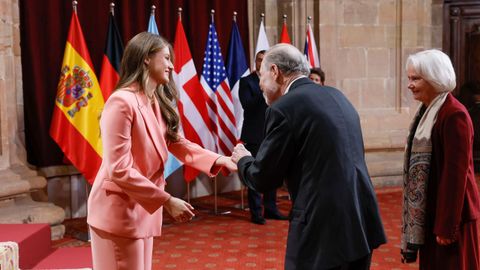 Leonor, princesa de Asturias saluda a Timothy Garton que recibir� esta tarde el premio de Premio Princesa de Asturias de Ciencias Sociales, durante la audiencia a los galardonados con los Premios Princesa de Asturias 2026 celebrada en la ma�ana de este viernes en el Hotel de la Reconquista de Oviedo