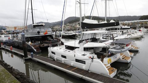 Dos catamaranes destinados al alquiler que recalaron en el n�utico de Viveiro a finales del 2020