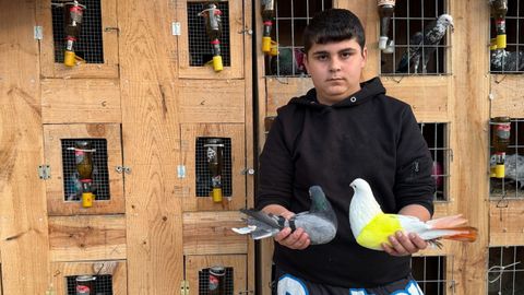 Salvador Pallares Soria con las palomas que cr�a en la localidad de Mazaira