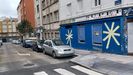 Dos asteriscos amarillos en un bajo de la calle Cant�brico de A Coru�a