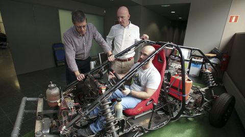 Los profesores con Javier Cuadrado, MIguel ÁNgel Naya y Emilio Sanjurjo (este último, al volante), con el K-LIM-08, el prototipo de vehículo que acaba de dejar en desuso el Laboratorio de Ingenieria Mecánica (LIM)