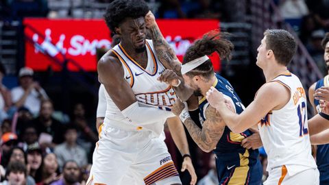 Mark Williams y Jose Alvarado peg�ndose en medio del partido entre los Pelicans y los Suns