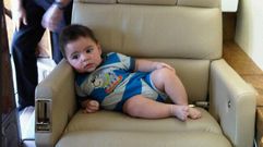 Milan, el hijo de Shakira y Piqu�, a punto de tomar un avi�n.