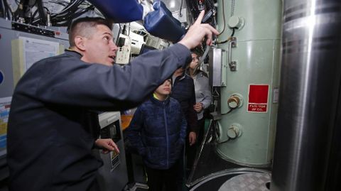 VISITAS AL SUBMARINO TRAMONTANA, ATRACADO EN LA ESCUELA NAVAL DE MAR�N