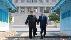 Imagen del hist�rico encuentro entre el dirigente norcoreano y el presidente surcoreano