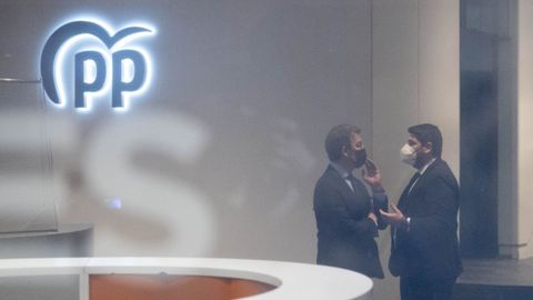 El presidente de la Xunta, Alberto N��ez Feijoo, y el presidente de la Regi�n de Murcia, Fernando L�pez Miras, conversan en la sede del PP en G�nova, ya de madrugada, a la conclusi�n de la reuni�n de los barones.