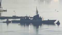 La F-102, a su salida de la ra de Ferrol, este mircoles, con rumbo a Toulon, en Francia