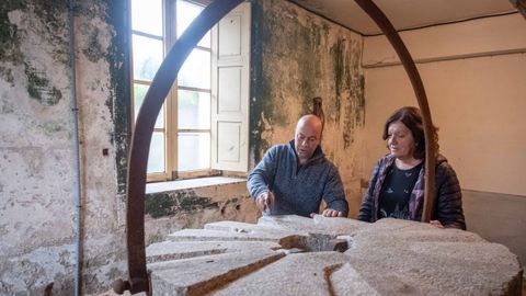 Xavier y Lola en el interior del molino de O Carrizo