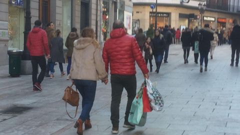 Oviedo bulle de gente ante el inicio de las rebajas de enero en Asturias