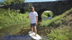 Guillermo Carracedo, a quien siempre acompa�an sus tablas, reconoce que en Galicia ha surfeado �de todo, hasta el r�o Mi�o�. En Santiago tampoco se resiste a meterse en el agua. Para la fotograf�a, se moja en el Sar, junto al puente medieval
