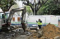 Un operario de Emafesa trabajando ayer en la zona para restablecer el suministro de agua. 