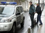 J.J.R.V., detenido por agredir a su yerno, sali� escoltado por la Guardia Civil del juzgado. 