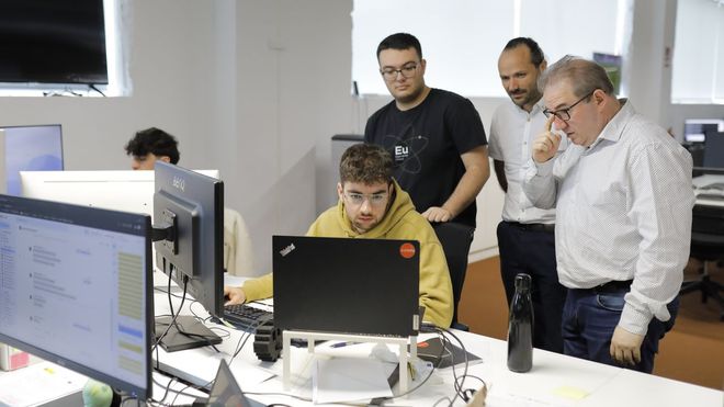 cinfo.Innovando desde Pedralonga. Oficinas de la tecnolgica coruesa Cinfo en la Cidade das TIC, en Pedralonga, donde estaba la antigua fbrica de armas. Cinfo se instal junto con otras compaas en la nave rehabilitada del CSA, el Centro de Servizos Avanzados