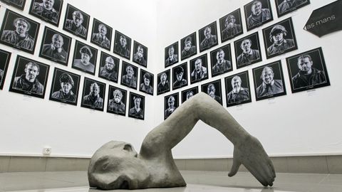 Moldeado vaciado en fundici�n de aluminio del ic�nico �Nadador� de Leiro, bajo los retratos de los trabajadores de la plantilla de Fundiciones Rey realizados por el fot�grafo Jos� Luiz Oubi�a