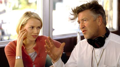 Naomi Watts escucha las indicaciones de David Lynch durante el rodaje de «Mulholland Drive»