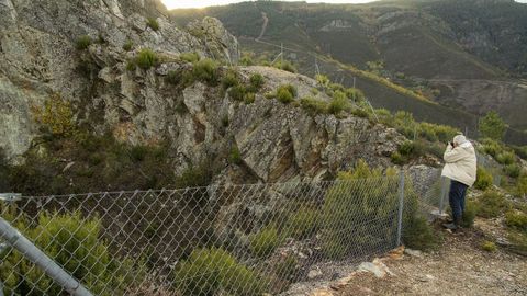 El gran socav�n de la mina de O Covall�n est� protegido con cierres met�licos