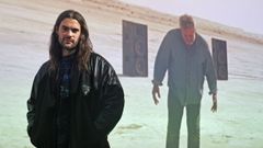 Oliver Laxe posa ante unha imaxe de Sergi L�pez bailando no deserto�que forma parte da exposici�n sobre �Sir�t� do�Museo Nacional Centro de Arte Reina Sof�a.