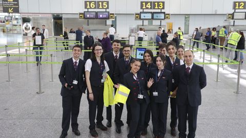 El personal de atención en tierra de United Airlines posa ante las cabinas de facturación del vuelo con Nueva York, que se estrenará este jueves en el aeropuerto de Santiago