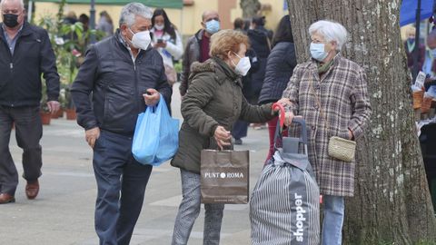 Primer da sin mascarillas en la calle en Carballo