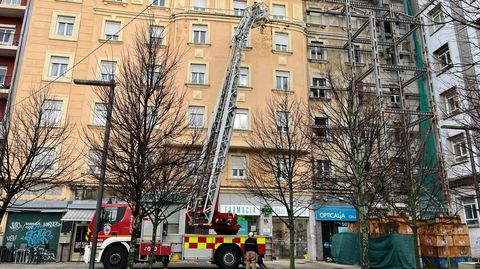Bomberos desplegando la escalera este martes para inspeccionar la parte superior del inmueble.