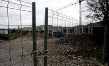 Imagen tomada ayer a las tres de la tarde en la parcela del nuevo colegio.