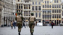 Militares patrullan en la Grande Place de Bruselas