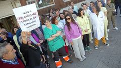 Personal y pacientes se concentraron el viernes delante del centro de salud de Ribeira para protestar por la falta de m�dicos