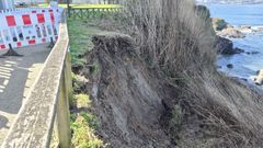 Desprendimientos en Naval, que el Concello pide que se reparen.