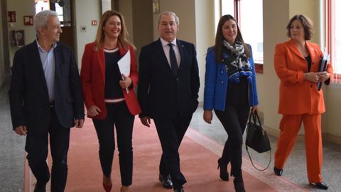 Tom en el Parlamento junto a diputados del PSOE