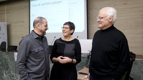 A gua foi presentada onte na Facultade de Filoloxa de Santiago nun acto no que participaron, de esquerda a dereita, o vicesecretario da Real Academia Galega, Henrique Monteagudo; a coordinadora do traballo, Ana Boulln; e o presidente da RAG, Vctor F. Freixanes, e ao que acudiron numerosos acadmicos.