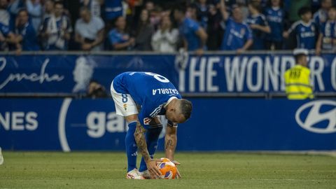 El capitán del Real Oviedo, Santi Cazorla, coloca el balón para lanzar el penalti