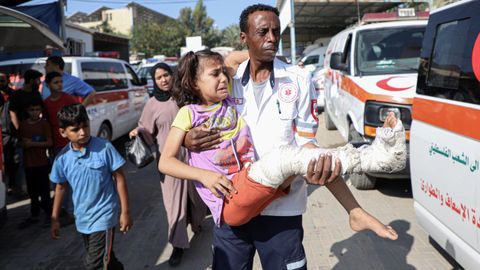 Entran camiones y ambulancias por Rafah