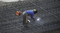 Un hombre haciendo labores de soldadura.