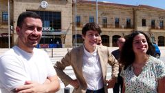 Daniel Castro, candidato por Lugo; Ana Pont�n, y Noa Presas, n�mero uno por Ourense, frente a la estaci�n en esa ciudad.