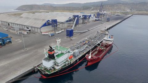 Imagen de la operaci�n para trasvasar melaza entre dos buques en el puerto exterior de punta Langosteira