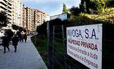 Los matorrales cubren el solar y carteles que anunciaban el centro comercial de Pizarro.