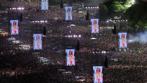 Los espectadores siguiendo el concierto a trav�s de las pantallas