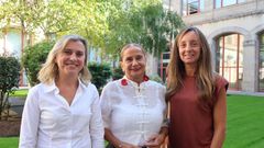 De izquierda a derecha, Natalia Gonz�lez, Carmela Silva y Paloma Castro, en el Parlamento gallego.